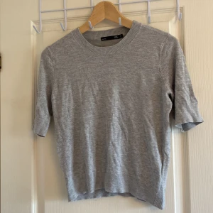 Tröja från lager157 - Grå slätstickad tröja i storlek xs🤍knapp använd men har ett litet hål på baksidan, inget som märks och är jättelätt att sy ihop🤍
