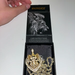 Bengal Necklace (King Ice X Snoop Dogg) - Halsbandet är från King Ice som gjort collab med snoop dogg och heter Bengal Tiger Halsbandet är 14K Guld och är 4mm, 24" (61cm). Köpte den för lite mer än 1k och säljer den nu för 500. Vid minsta fundering skriv till mig eller om du vill ha mer bild