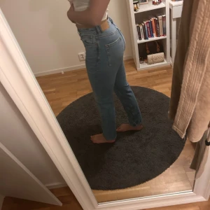 Blå jeans - Oanvända Blå jeans från monki. Straight leg. 