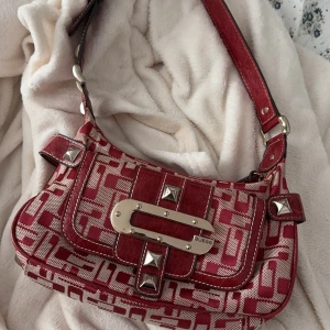 Guess väska vintage - Köpt på vinted ett tag sen och använd fåtal gånger av mig. Perfekt skick🧸 Bredd: 27-28 cm Höjd: 16 cm Skriv gärna om ni har frågor🤍