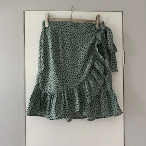 Volangkjol - Superfin volangkjol som endast är använd 1 gång