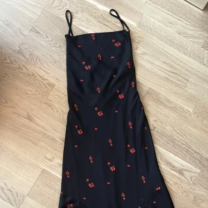 Adoore klänning  - svart klänning med röda blommor från Adoore🌹 anvönd men i mycket gott skick!