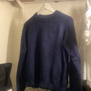Stickad tröja  - Här säljer jag min mörkblåa stickade tröja, köpt från zara för 400kr men säljer nu för billigare pris kan diskuteras💞storlek S 