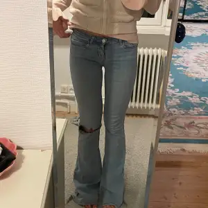 Lågmidjade bootcut jeans, lite slitna i härlarna annars bra skick, hålet är gjort själv, dom är i storlek tall och innebenslängen är ca 85cm💓