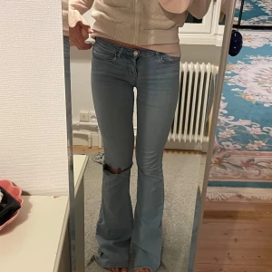 Lågmidjade jeans  - Lågmidjade bootcut jeans, lite slitna i härlarna annars bra skick, hålet är gjort själv, dom är i storlek tall och innebenslängen är ca 85cm💓