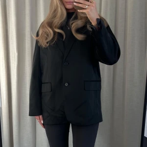 Kavaj i satin - Kavaj i satin från Weekday, helt oanvänd och lappen kvar. Köpt för 870:- 🖤