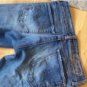 Säljer min favorit bootcut jeans pga att de tyvärr har blivit förkorta. Ny pris ca 1200kr säljer billigare pga defekterna som syns på sista bilden. Stl W27 L32. KP för mer bilder och frågor, jag svarar så fort jag kan❤️Pris går att diskutera❤️❤️ 