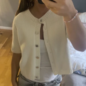 Kortärmad kofta  - Jättesnygg kortärmad kofta med knappar❣️ Från Gina tricot! Använd gärna köp nu