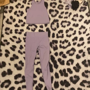 Lila sport/ träning set  - Ett träning set, bra skick, inte trasig, använd några få tal gånger. Pris går att diskutera. 
