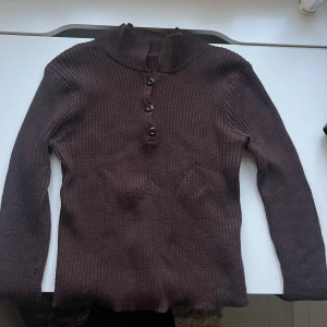 Stickad tröja - Mysig och fin tröja! Väldigt varm och bra till hösten/vintern!
