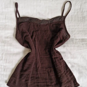 Brunt boho-linne - Fint linne från Steilmann! 🌿 Broderad kant, slits på sidorna. Tunt, luftigt tyg. Storlekslappen är blekt i tvätten, uppskattar till en M. 