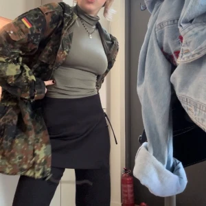 Jacka - Camouflage färgad jacka. Knappt använd, man kan spänna midjan tajtare. Tunn men rätt tjocktmaterial. 