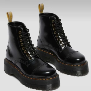 Plattform Doc Martens - Super snygga plattform doc’s i fint skick. Köpta 2020 och använd en höst+vinter. Vegansk läder med dragkedja som funkar suveränt. Nypris 2000kr.  De har en liten skada på vänstra foten längst fram men det är inget man märker + går att fixa med färg. 