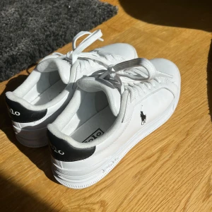 Polo Ralph Lauren skor - Näst intill nya Ralph Lauren sneakers använda ett fåtal gånger. Originalpris 1595 kr, storlek 37 (unisex). Säljer då de var för små. Skornas namn på hemsidan: Heritage Court || Leather Trainer Skokartong och extra skosnören finns kvar.  