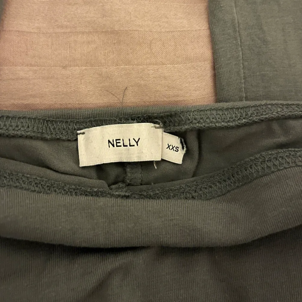 Säljer nu mina low waist bootcut yoga pants från Nelly då dem inte kommer till så stor användning längre ❤️ finns 2 små fläckar på låret (bild 3 och 4) Nypris: 299kr ❤️ Skriv gärna om ni har några frågor eller funderingar ❤️ priset kan diskuteras ❤️. Jeans & Byxor.