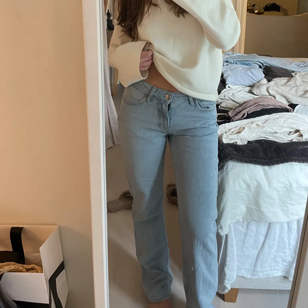 Säljer dessa lågmidjade raka jeans från bikbok i strl W25 L30. Kontakta för fler bilder eller frågor!🫶🏼. Farkut & Housut.