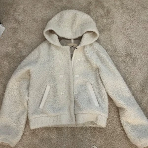 Teddy Jack  - Varm o gullig Teddy jacka med luva från hollister i storlek L men passar xs och S då den är väldigt liten i storlek. Inga deffektee eller så på jackan o skriv om nån vill ha fler bilder 