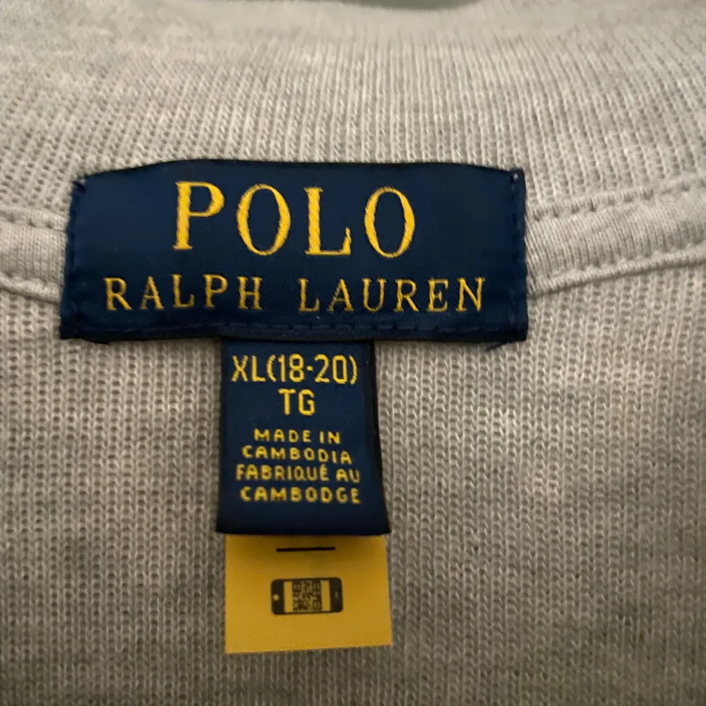 Säljer min Polo Ralph Lauren half zip, nästa aldrig använd för att den är för liten. Skicket är 9,5/10! Ny pris ca 2000kr . Hoodies.