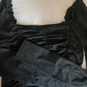 Svart urringad tröja  - Använd några gånger men i bra skick och material 