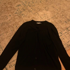 Stickad kofta från HM - Storlek 170 stickad kofta i svart