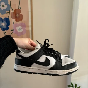 Nike dunk panda - Använd fåtal gånger! Väldigt bra skick🖤🤍