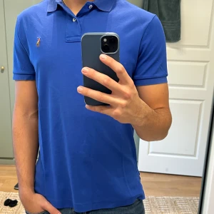 Ralph Lauren Piké - Snygg Ralph Lauren Piké.     Premium vintage skick då den är felfri.    Storlek M men passar personen på bilden som är 177cm lång.    Priset är ej skrivet i sten.    Hör av er vid funderingar. 