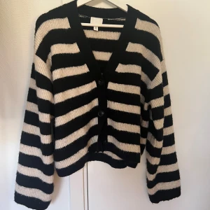 Stickad kofta - Superfin randig stickad kofta från H&M, sparsamt använd så i mycket fint skick! 