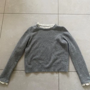 Stickad tröja Zara - Söt med detaljer i ärmarna och vid halsen