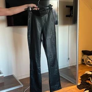 svarta skinnbyxor - säljer dessa skinnbyxor från nelly i storlek S då dom är för små för mig!