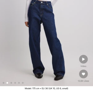 Jeans från NAKD - Fina & snygga jeans i storlek 36 som jag säljer då dem är för stora. Har använt max 3 gånger med skärp men de är rätt stora. De passar nog en person med stl 38-40 vanligtvis då det är lite oversized.   Ordnarie pris 599kr säljer för 250kr.