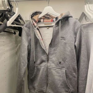 Burberry zip up hoodie -  grå ”Burberry” Hoodie skick 8/10 storlek M, mitt pris 1090:-