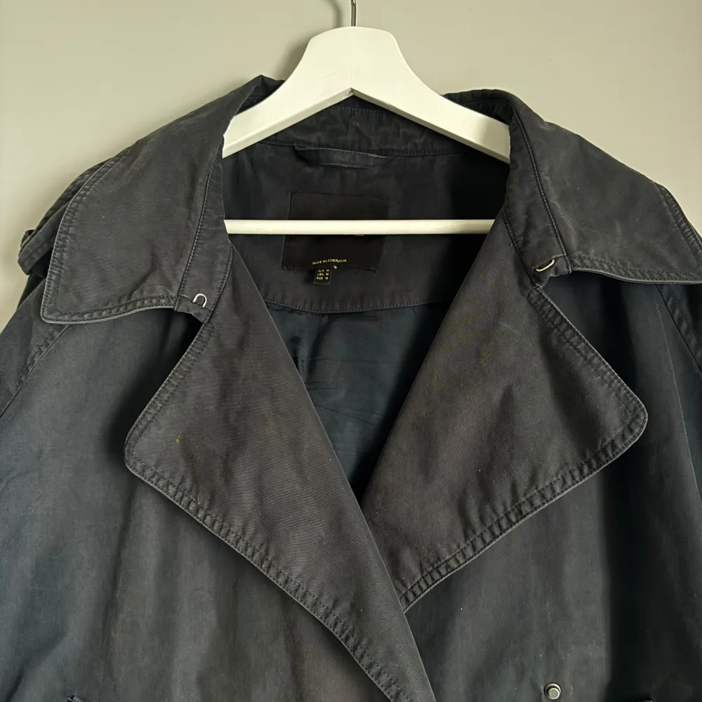 Säljer min mörkblåa Massimo Dutti trenchcoat då den inte kommer till användning längre. Den är i väldigt bra skick och inga märken någonstans. Original pris 1600 kr. Takit.