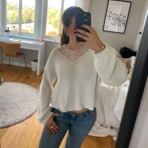 Jättesöt stickad tröja!😻🍂 - Söt stickad tröja med spets🌟Köpt i vintras för 500kr nypris, endast använd 2 gånger🤗