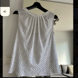 Blus  - Säljer denna fina blus från Stockholm LM då den tyvärr inte kommer till användning✨