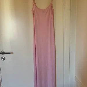 Lång klänning från Gina Tricot - Ny klänning, enbart testad en gång, passade inte mig då jag har XS. Klänningen är i storlek S men kan passa S/M blandat gissar jag på!! Haft den liggandes hemma i en månad utan att den rörts!