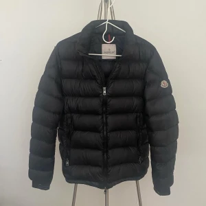 Moncler acorus - En fet jacka bra till höst, vinter och våren! Stilren jacka storlek L men kan säga att moncler har lite mindre storlekar så runt M ish. Skriv gärna för minsta lilla fundering - pris inte hugget i sten… [Lagning finns] - sista bilden. Köp den tillsammans med dior hoodien 2500kr.
