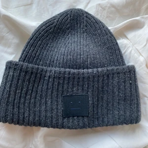Acne mössa - Jätteskön och varm mörkgrå Acne mössa i jättefint skick💕 nypris 1700🤍