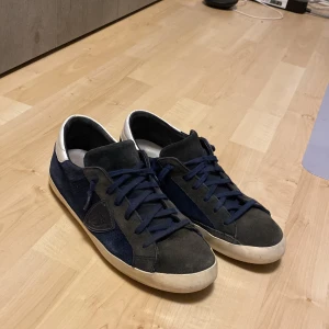 Philipe model skor - Tja säljer mina philipe models då dem är för små för mig, storlek 40 men passar 41. Skick 5/10, skador på sulorna vid hälen mest på vänster❗️hör av er vid frågor 🙌🏽