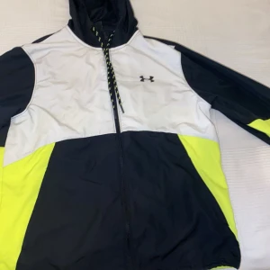 Under armour - Helt ny under armour jacka som är i nyskick och som är knappt använd. En väldigt fin jacka som samlar på sig otroligt många komplimanger och som är en väldigt mjuk och bekväm jacka.