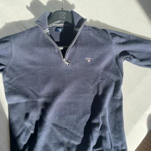 Gant half zip  - Snygg gant half zip som inte kommer till användning. Storlek 158-164/13-14år. Använd men i mycket fint skick. Tveka inte att höra vid eventuella funderingar :)