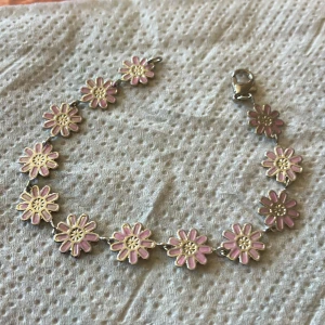 Armband blommor - Metall armband blommor ljus rosa strl ca 16 cm smal handled