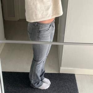 snygga bootcutjeans!💕 innerbenslängd: ca 40 Midjemått: ca 79