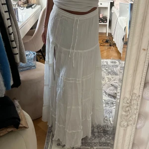 Vit lång kjol - Vit lång kjol ifrån BERSHKA i storlek S, använd en gång!