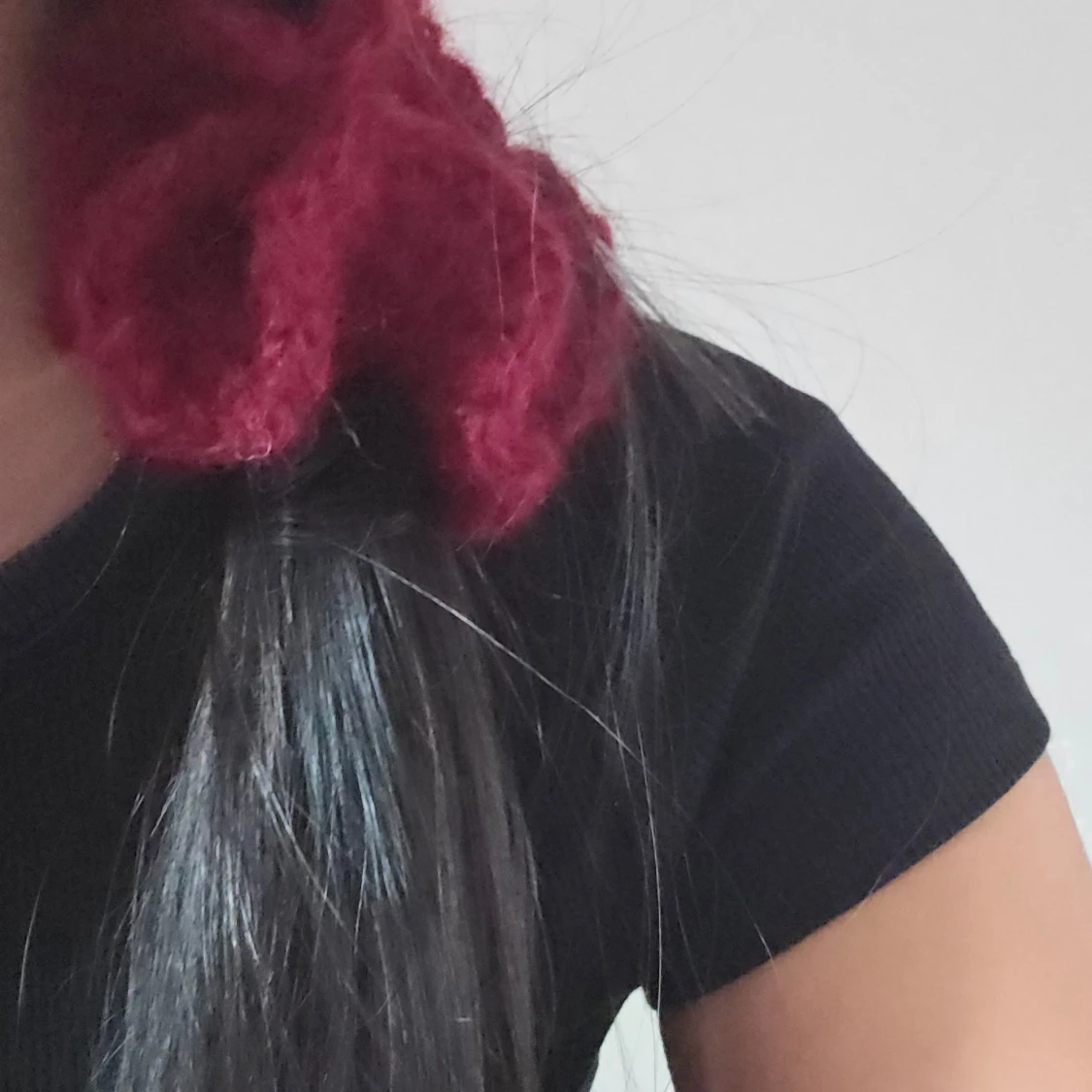 Vinröd stickad scrunchie - 90