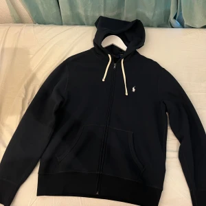 (ÄKTA) Ralph lauren kofta - En sjukt fräch Ralp lauren kofta som är endast använd 1 gång. Den har aldrig kommit till användning då den inte är min storlek. Äkta såklart. Nypris 2200, Pris kan diskuteras vid snabbaffär 