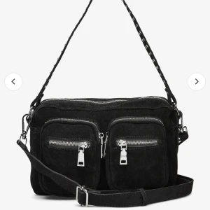 Svart väska - Säljer min väska från Noella (mindre modellen)!! Den är i bra skick men axelremmen är tyvärr borta. Köpt 750, säljer för 300!! Frakt tillkommer🥰