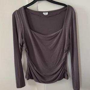 Långärmad tröja  - Knappt använt den, köpte den på Ullared men tyckte inte om hur den satt på mig