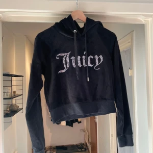 Juicy Couture - Serve Y2k hottie med denna vackra Juicy magtröja! 🔥👚Köpt i Los Angeles Kalifornien för 119$ med byxorna, de medföljer tyvärr inte (därmed mycket lägre pris). Hör av er vid intresse! Finns att hämtas i Älvsjö om inte annat bestäms💘