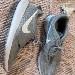 Nike Roshe Run sneakers Använt skick st 44, notera liten tygslitning hö sko som på bilden(knappt synlig) . Nike sneakers, sportskor, träningsskor, löparskor, Nike original sneakers, bekväma sneakers, trendiga sneakers, streetwear, Nike skor herr.