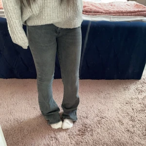 Bootcut jeans - Jättesöt bootcut jeans som jag köpte från shein men den blev för liten så jag har inte använt den än. Vill gärna bli av med den för att den inte kommer till användning. Köpte i storlek S men fungerar även för mindre storlekar!